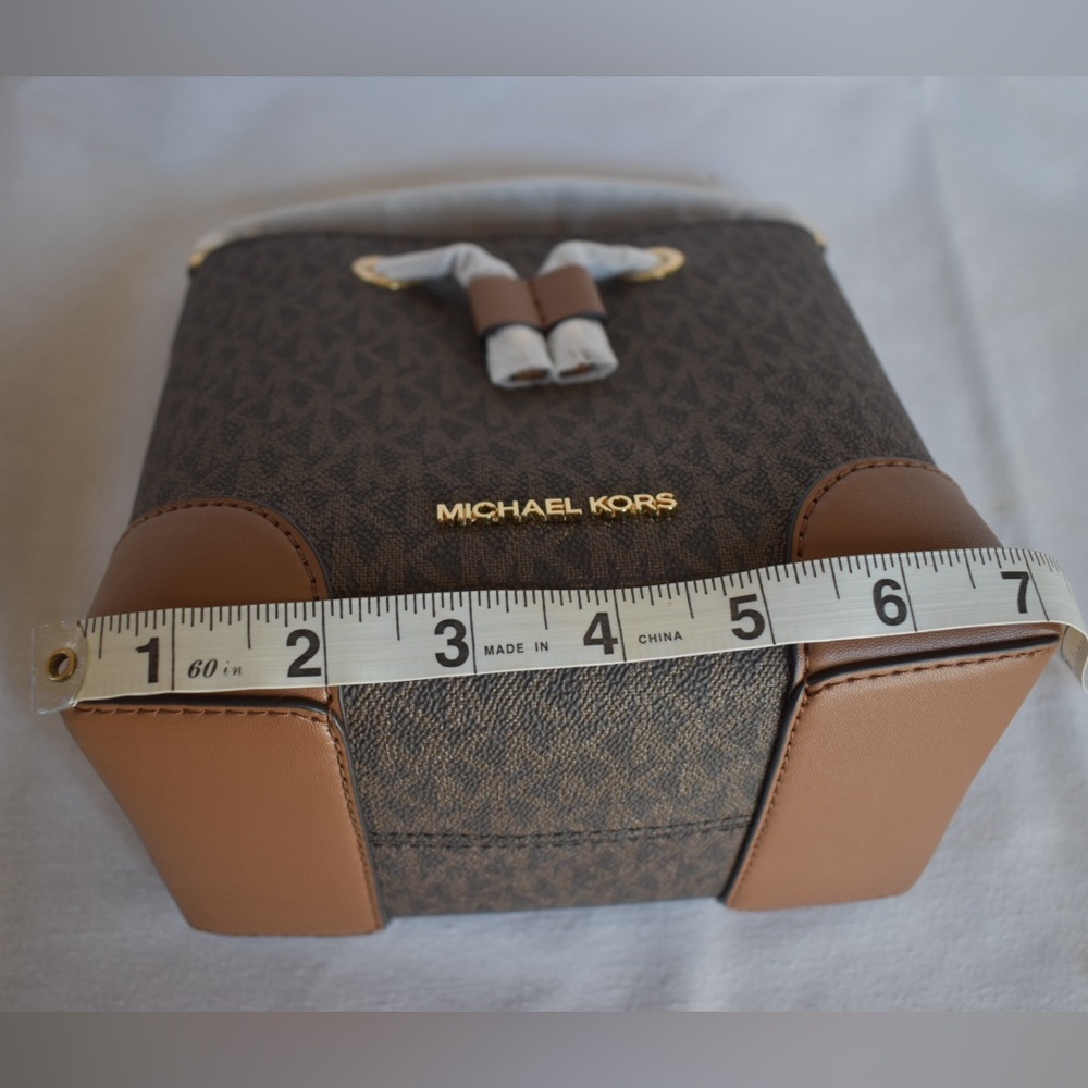 Michael Kors Mercer bucket bag - Picture 15 of 16